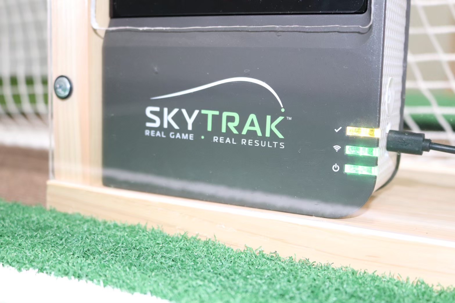 SkyTrakのロゴが入った弾道測定機器