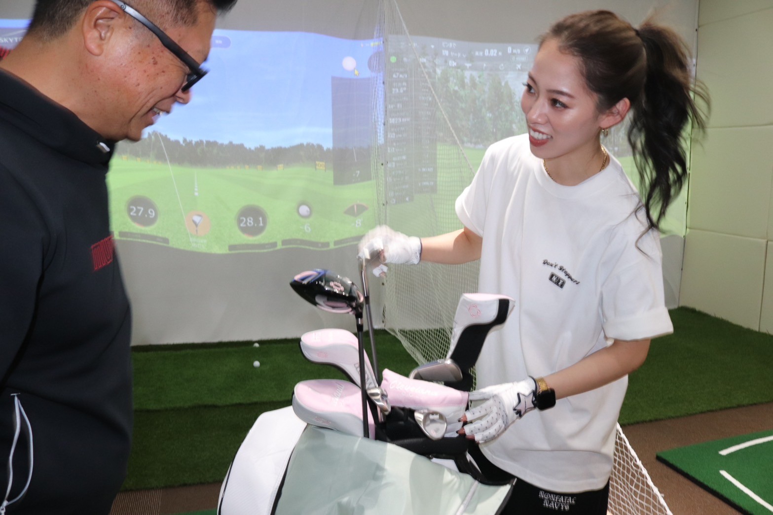 スタッフが解析データを見ながらアドバイスする様子